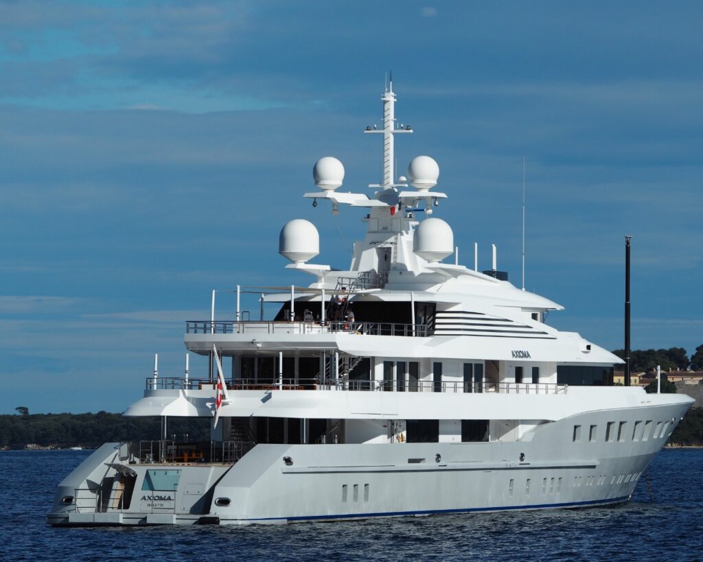Luxury yacht booking in Goa